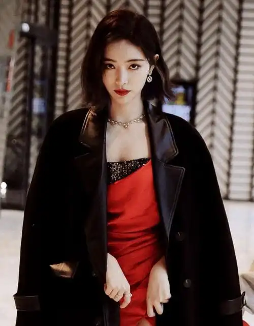 许佳琪新浪时尚风格大赏,一袭红色抹胸高开叉礼服,美艳动人