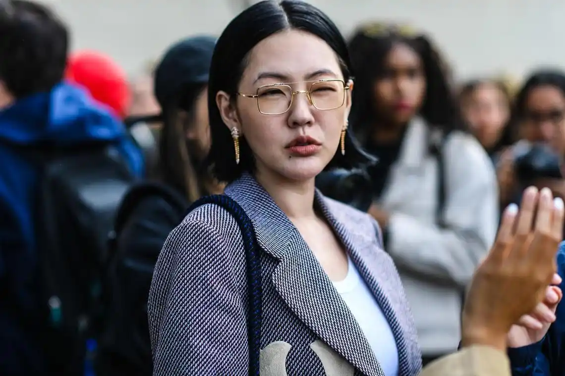 小s真会穿,穿西服套装现身活动独特气场,呈现出随意洒脱的感觉