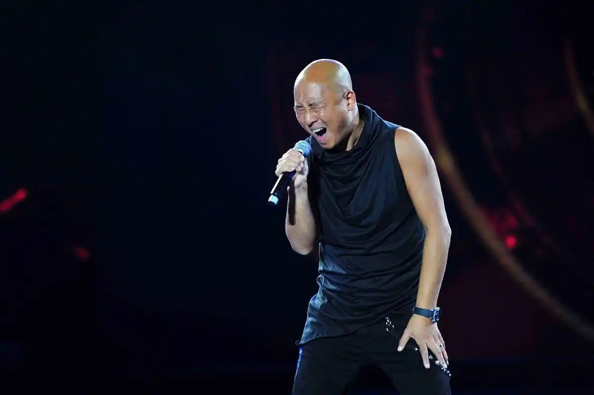 零点乐队早期主唱周晓欧演唱的"爱不爱我"等歌曲,展现了独特的音乐