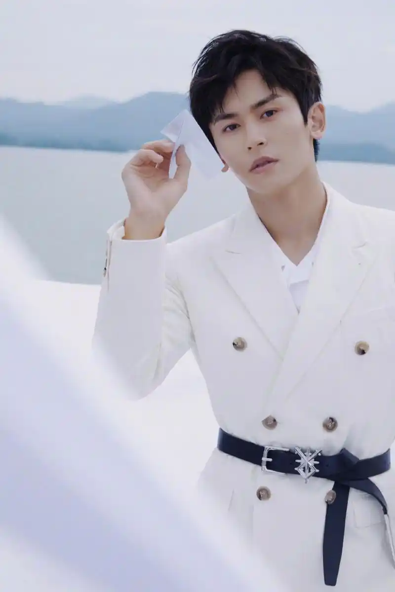 上游时尚|张哲瀚白色西装皮带束腰,行走在现代的白衣骑士