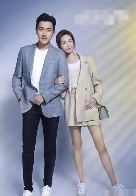 刘恺威陈都灵拍戏抱娃姿势超娴熟网友一看在家没少带孩子