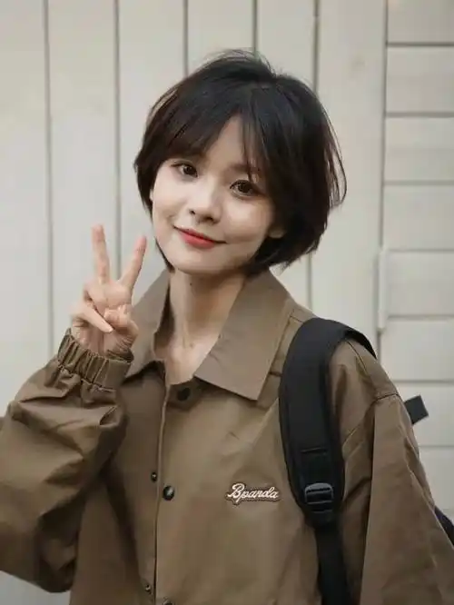 短碎发的层次感可以增加头发的蓬松度,使头顶看起来更加饱满,从而在