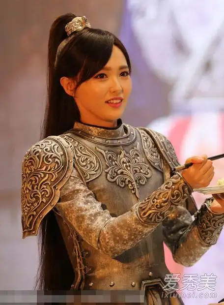 唐嫣电视剧定妆照,长发梳成高高的发髻,搭配头饰很是华丽,背景中的