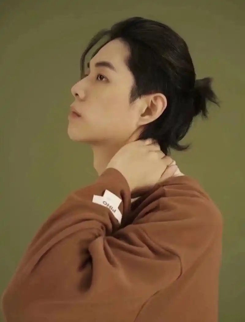 男生扎辫子发型 一个偏中性风格的造型,男女都可以 两边的头发没有修