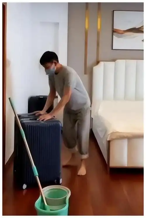 刘德华做什么像什么,赤着脚,挽起裤腿,一副深扎强干的模样.