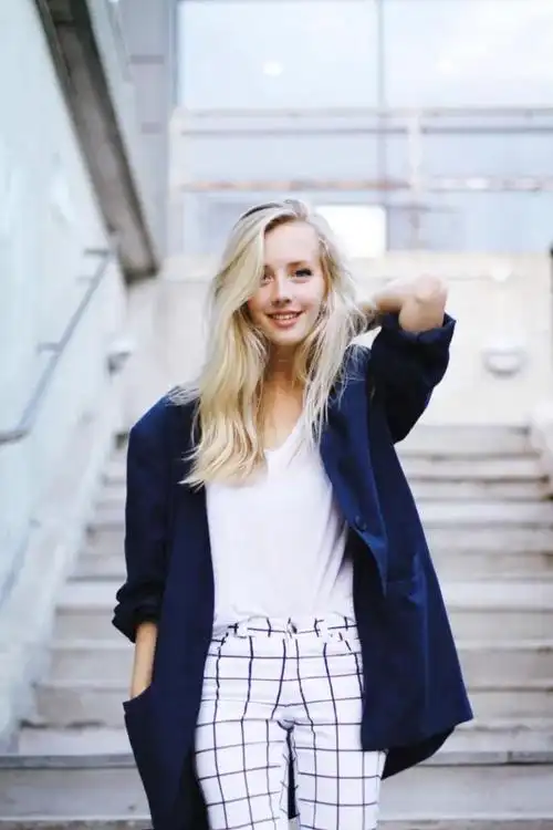 拍人像摆姿势不能随心所欲,有点小心机才上镜,跟着网红学pose