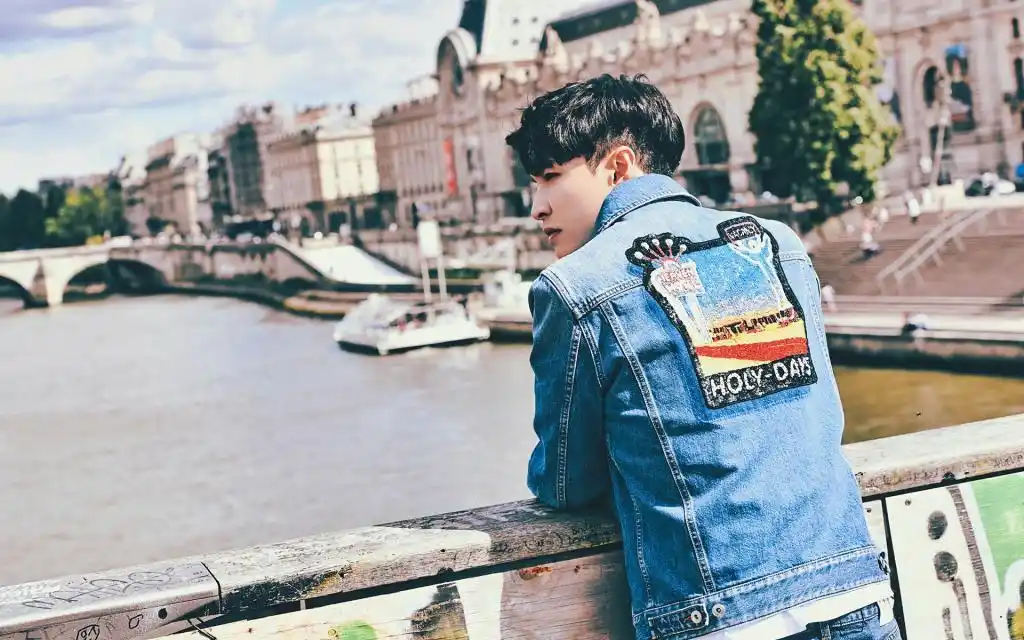 张艺兴巴黎帅气写真壁纸,喜新厌旧是人的天性,让你常年累月的看着同