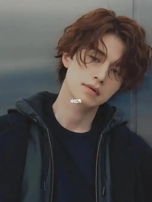 至少也要选择浅棕色,浅啡色的发色,才能把这种发型的慵懒与时髦感表现