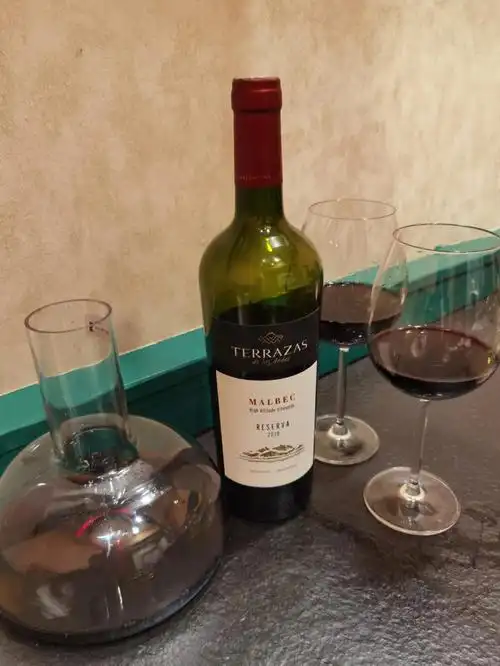 我比较喜欢喝红酒,喝的微醺.配电影配美食,配音乐配一切.