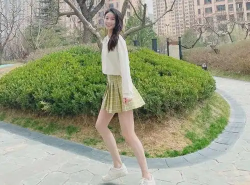 体坛最美女神张豆豆晒照,小短裙学生味十足,说她是中学生也信