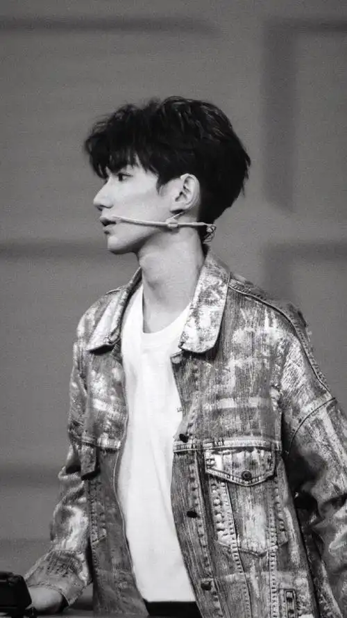 最想和谁拍男友喉结照#当然是想和王源的喉结拍照啊啊啊啊啊啊谁苛怂