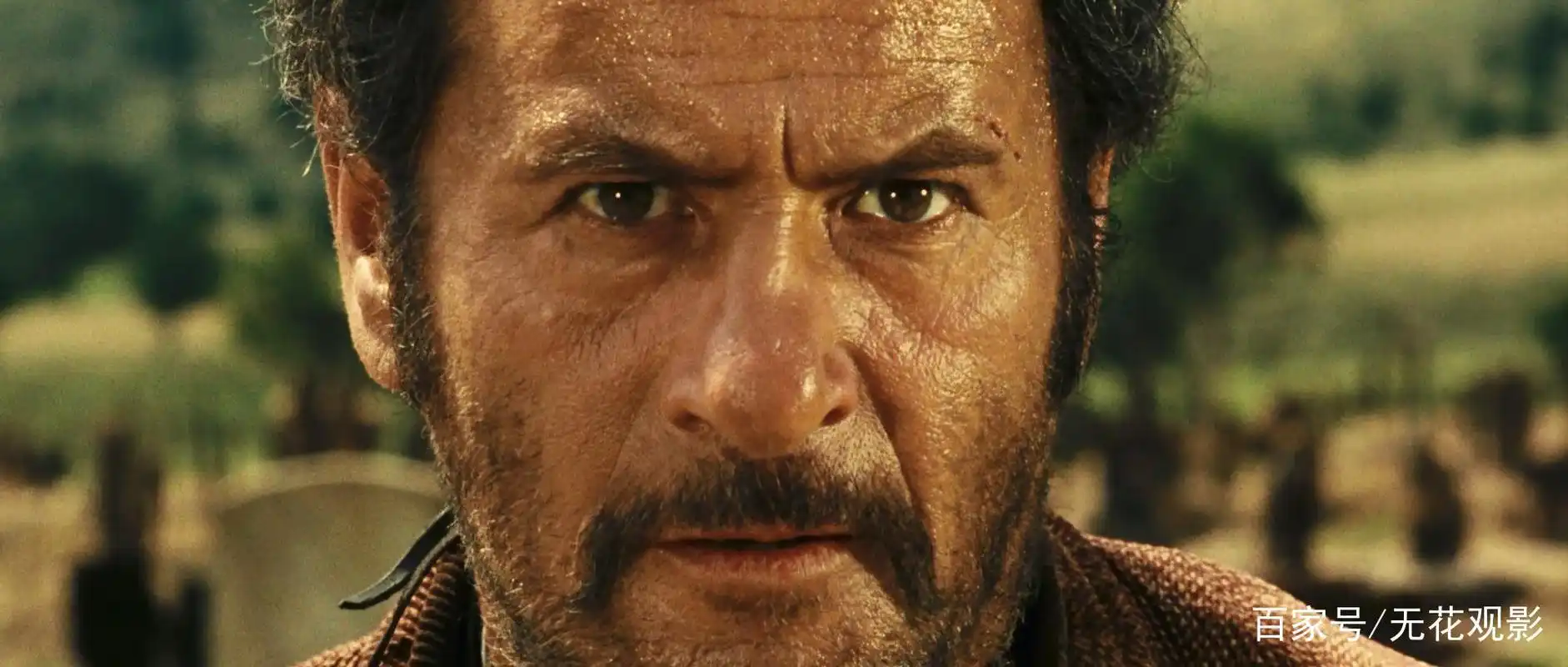 赏金猎人为钱不择手段,三人决战墓地,西部经典《黄金三镖客》