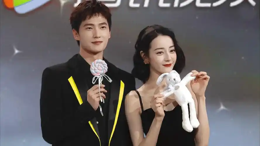 迪丽热巴杨洋营业,还原《荣耀》名场面悄悄话好逗,热巴玉背吸睛