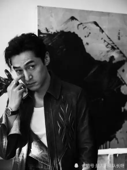 胡歌最新大片黑白色调下以眼神和光影诉说展现着淡然而深邃的故事感与