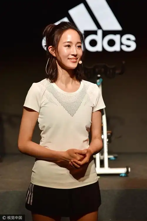 张钧甯现身成都 为阿迪站台获安保列队护航