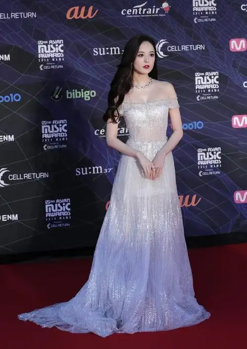 古力娜扎可真美抹胸礼服秀迷人身段波浪卷发配红唇气质更出众