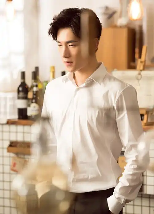 杨洋咖啡店阳光帅气写真:笑容太甜了