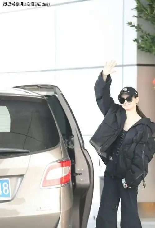 戚薇亮相浪姐录制现场短款羽绒服软萌雪地靴美得让粉丝尖叫