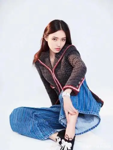 林允穿拼接毛绒外套配黑色9分裤,戴7千8的围巾,包裹严实