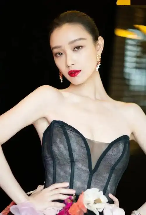 36岁的倪妮是淡雅的美,瘦而不柴的美!