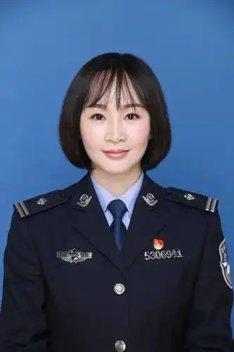 【身边的榜样】吴海燕 : 戎装换警服初心未变 一抹藏蓝护平安