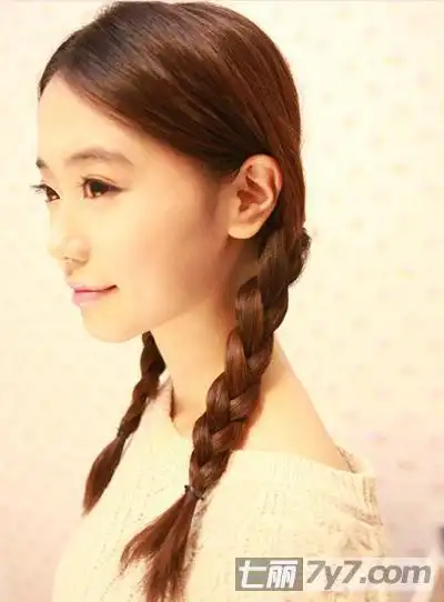 一分钟可爱编发教程 松散麻花辫扮嫩法(图)