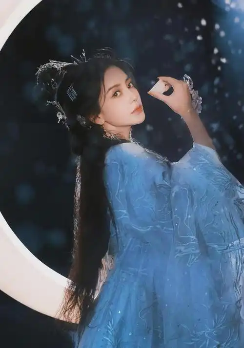 她手捧花灯,对着明亮的月亮轻轻地喝着酒,这种仙气简直要溢出屏幕了