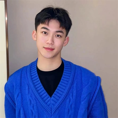 蓬松感纹理烫短发适合脸大,发量稍多一点的男生,能够更加凸显层次感