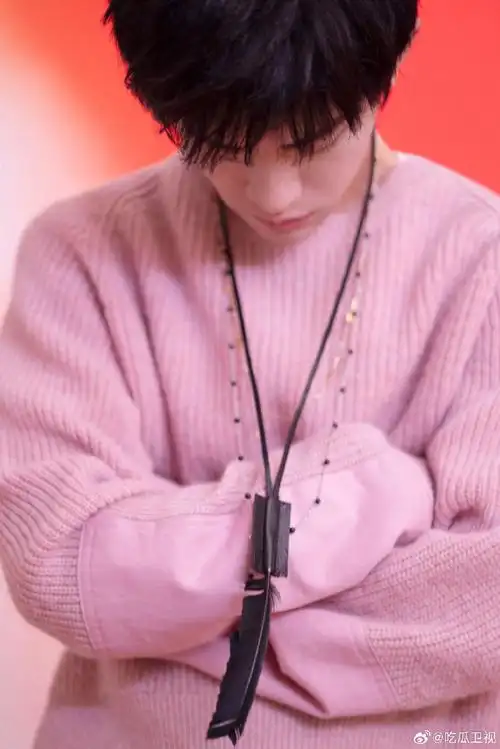 易烊千玺粉色毛衣造型