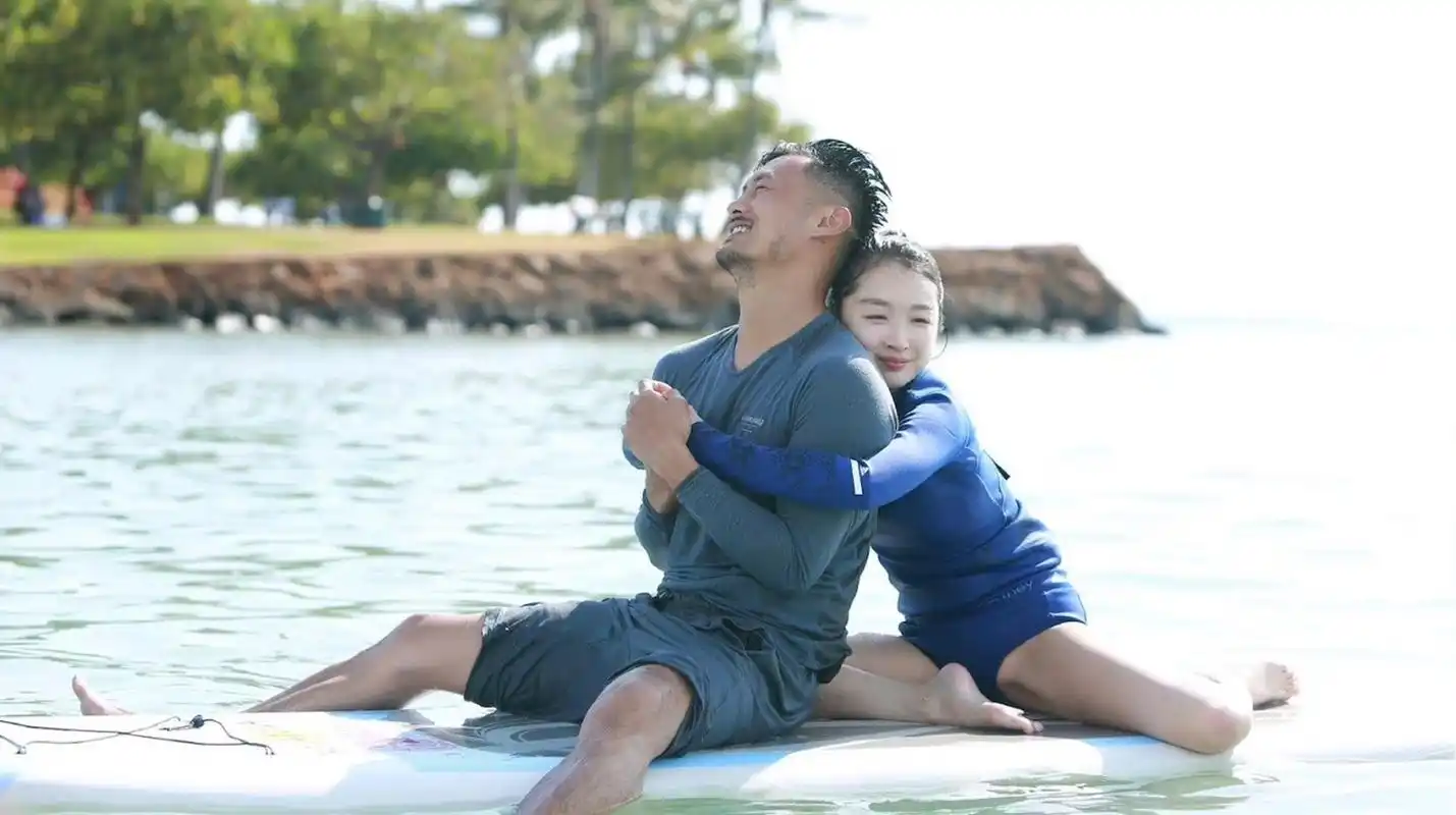 曾经,周冬雨和余文乐在综艺《我们相爱吧》中,两人进行水上瑜伽,网友