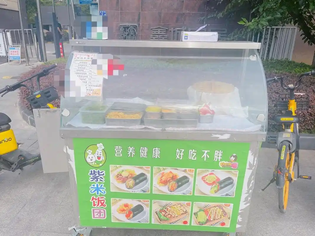 摆摊卖饭团.#纯手工制作美食 #真材实料才能做出好味道 #紫 - 抖音