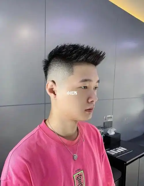 这个夏天你应该尝试的飞机头发型,干净清爽,打理起来也很简单#绅士们