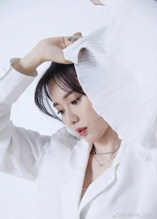 江铠同笑容甜美靓丽