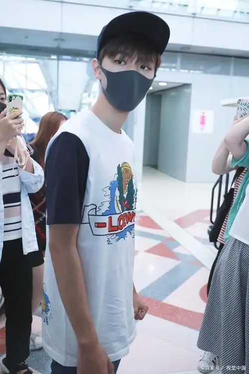 王俊凯江苏跨年机场出发路透