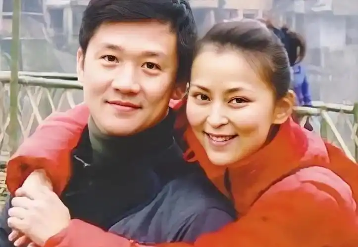 回顾著名演员黄志忠离婚那天出门后忍不住流泪感觉对不起儿子