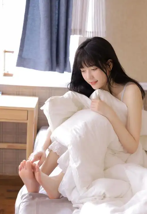 白嫩肌肤美女性感养眼写真图片