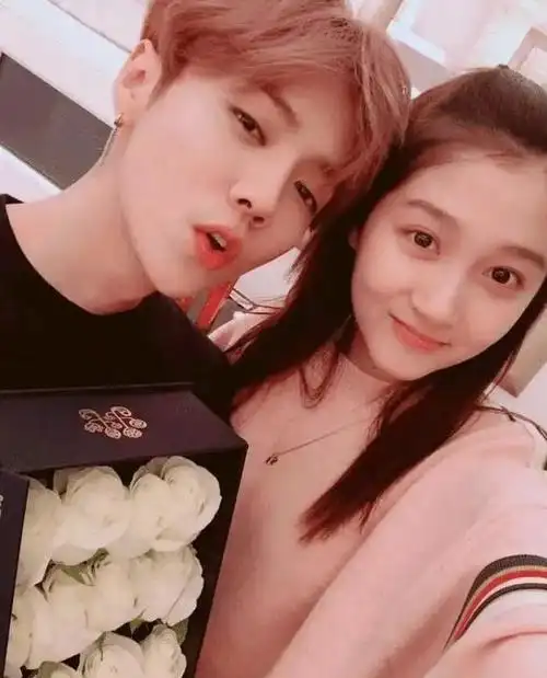 明星恋爱常需慎重行事,为免事业受损及顾及女友粉的情感,他们多选择将