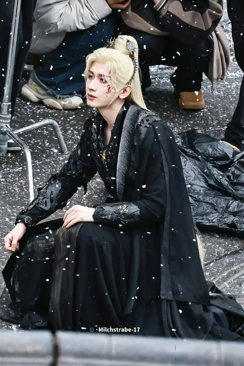 永远发光永远发亮,永远冉冉向上.#成毅王权富贵 #银发 #成 - 抖音