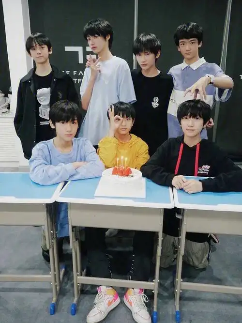 三代小孩生日合影