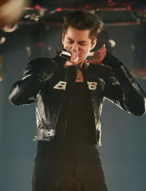 和厂牌主理人@mr_凡先生一起解锁《juice》舞台#吴亦凡亮黑赛车皮衣