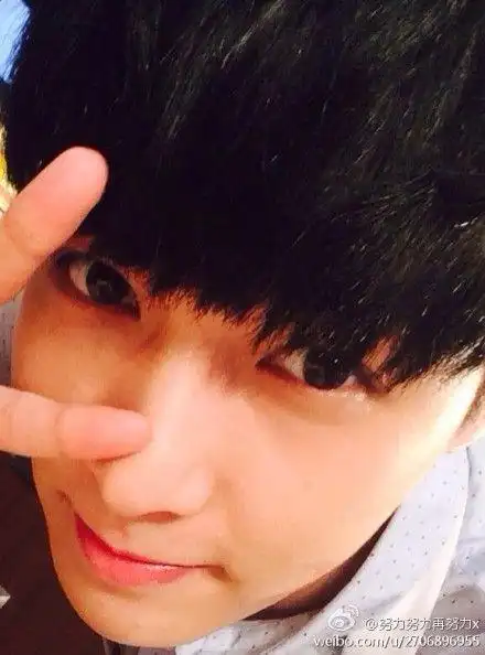 张艺兴嘟嘴卖萌