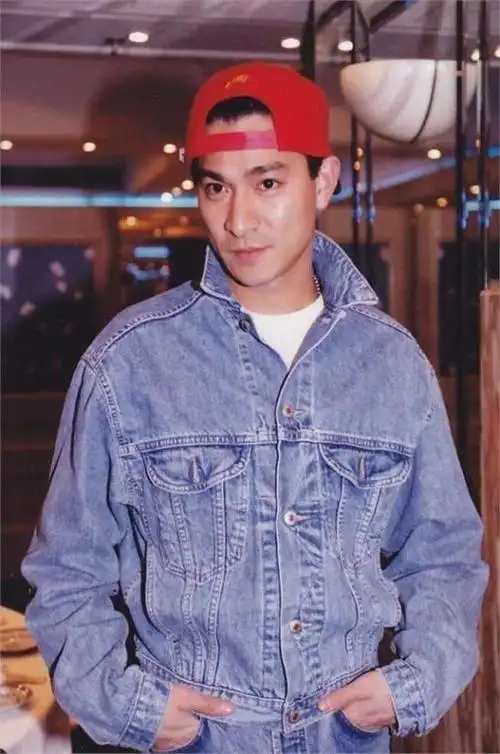 脑海里往往会不由自主地浮现出上个世纪80到90年代的一些男明星