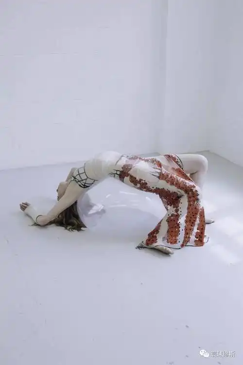 这位圣马丁的姑娘用最美的方式表达了死亡,以中国禁忌文化为灵感直面