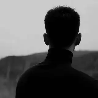 男生寸头背影头像