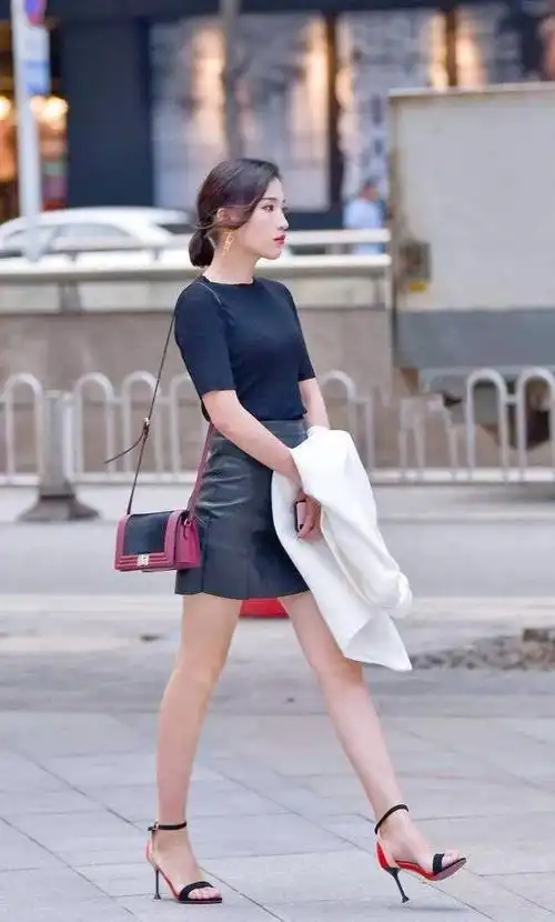 美女搭配高跟鞋,显得气场十足又韵味