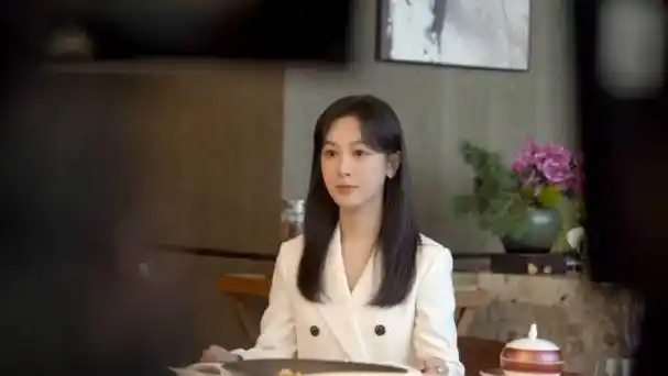 杨紫连花絮都在生气杨紫新剧和辛家亮家人一起吃饭看到了溢出屏幕的