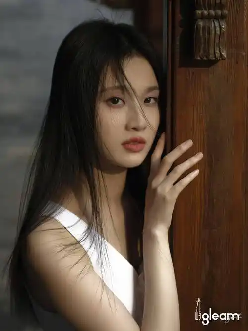 张慧雯春日杂志大片上线 首次尝试新中式风格