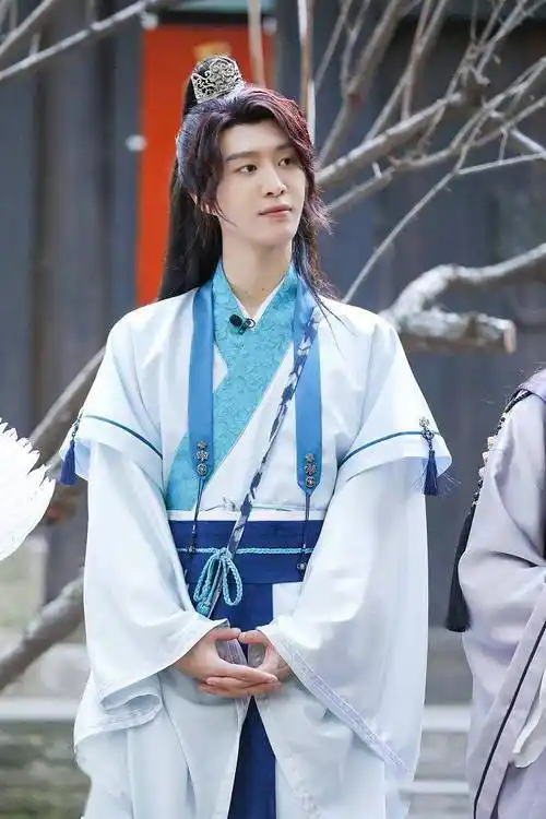 范丞丞穿古装录综艺梦回三国即视感 头发盘起姿态儒雅才俊满满