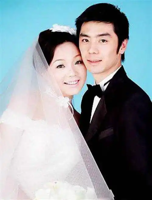 的成功,让闫妮这个大器晚成的演员深入人心,闫妮那位神秘的老公事业有