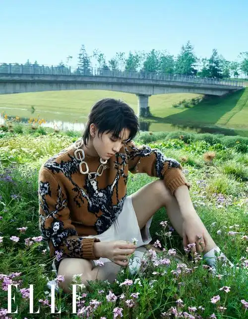 王俊凯曝花园系大片 戴珍珠耳夹演绎夏日音乐童话